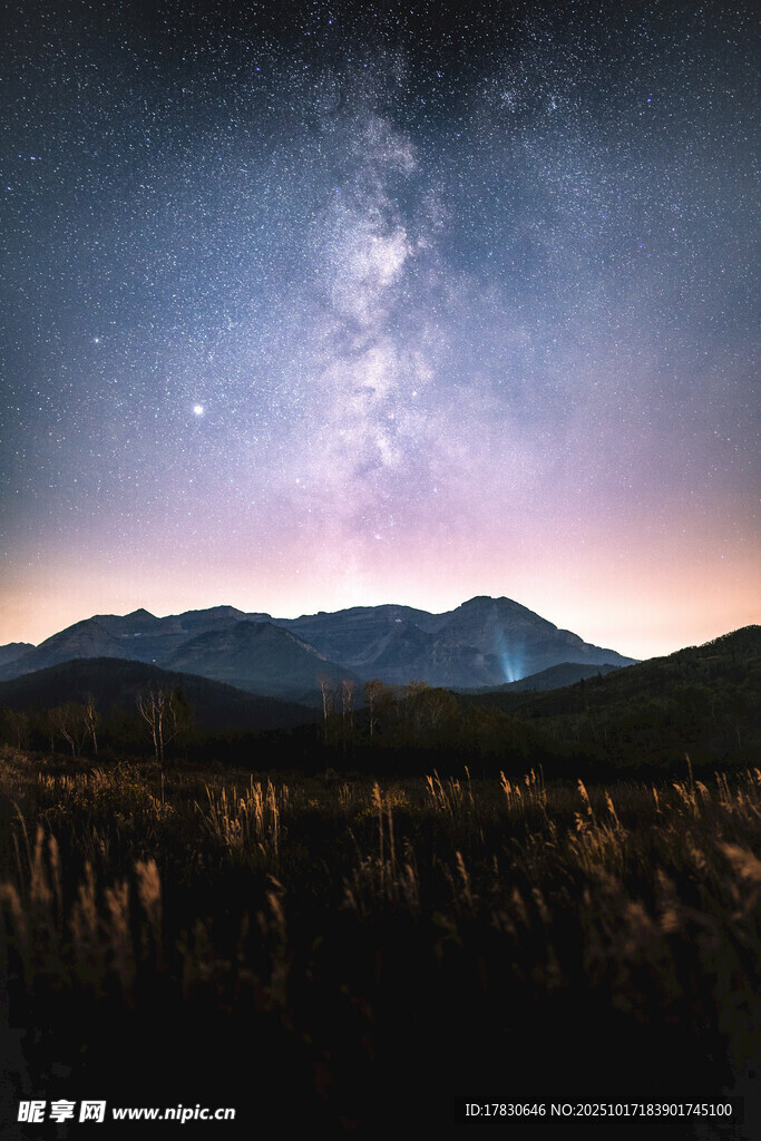 夜幕下的山脉与璀璨星空