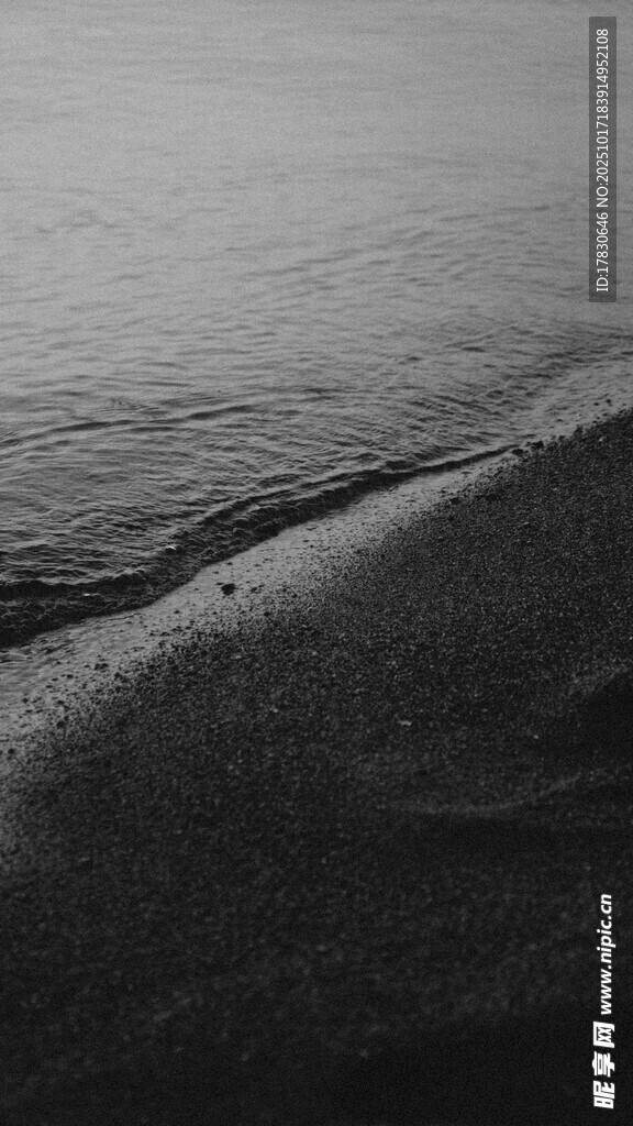 海边沙滩静谧的海浪痕迹