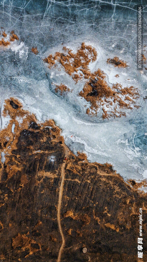 海浪拍打礁石的自然景象