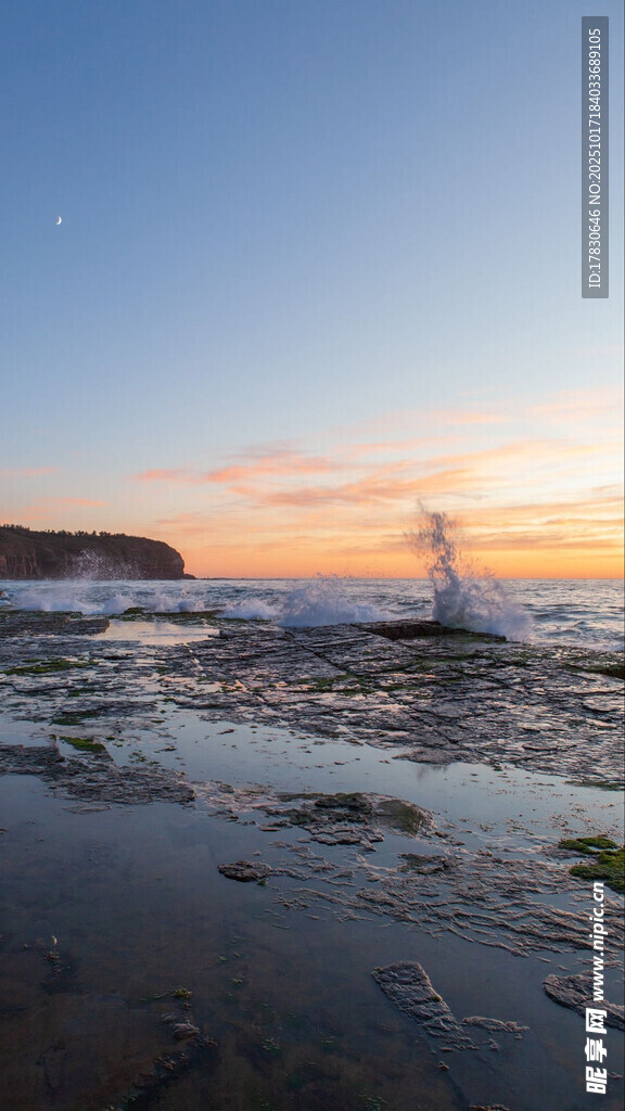 海边日落一人漫步沙滩