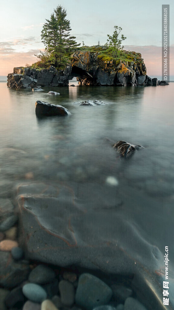 宁静湖畔的水边岩石风景