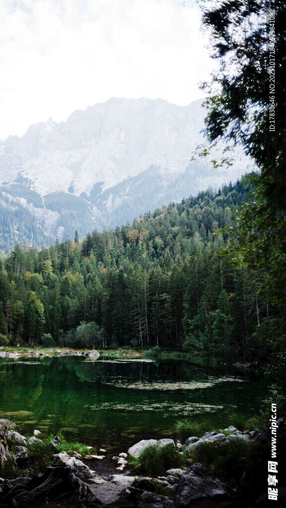 山林间的静谧湖泊美景