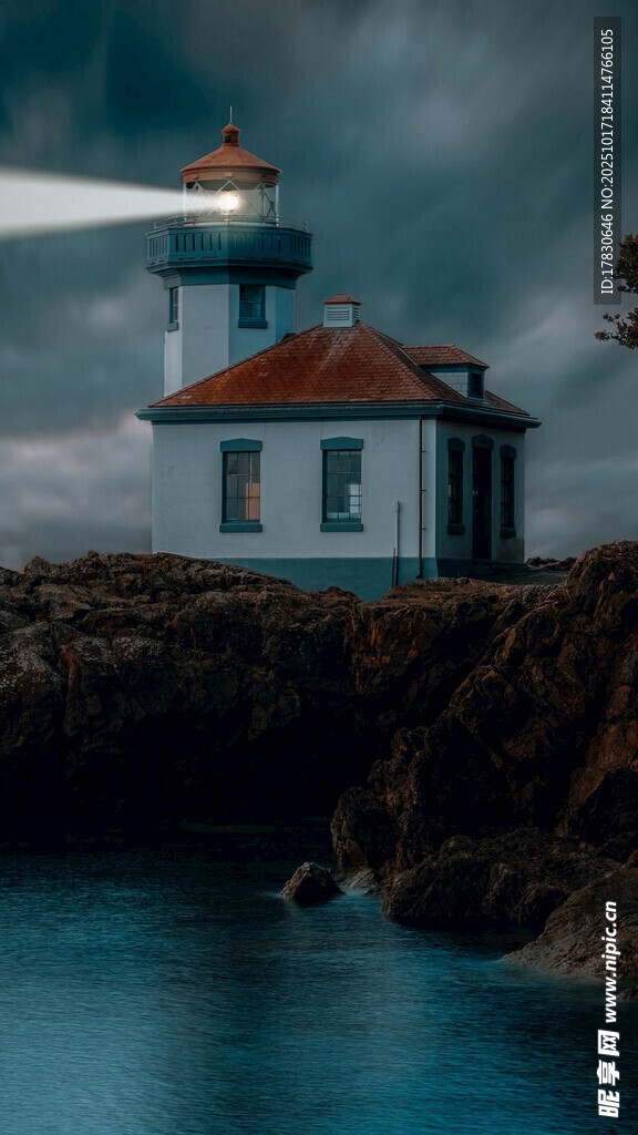 海边灯塔夜景