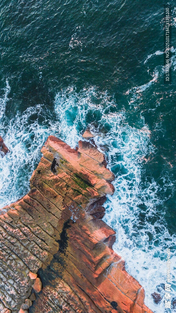 海边嶙峋礁石与翻涌海浪
