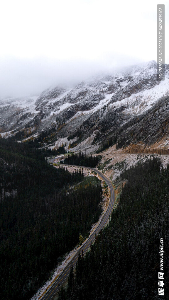 山间蜿蜒公路雪景