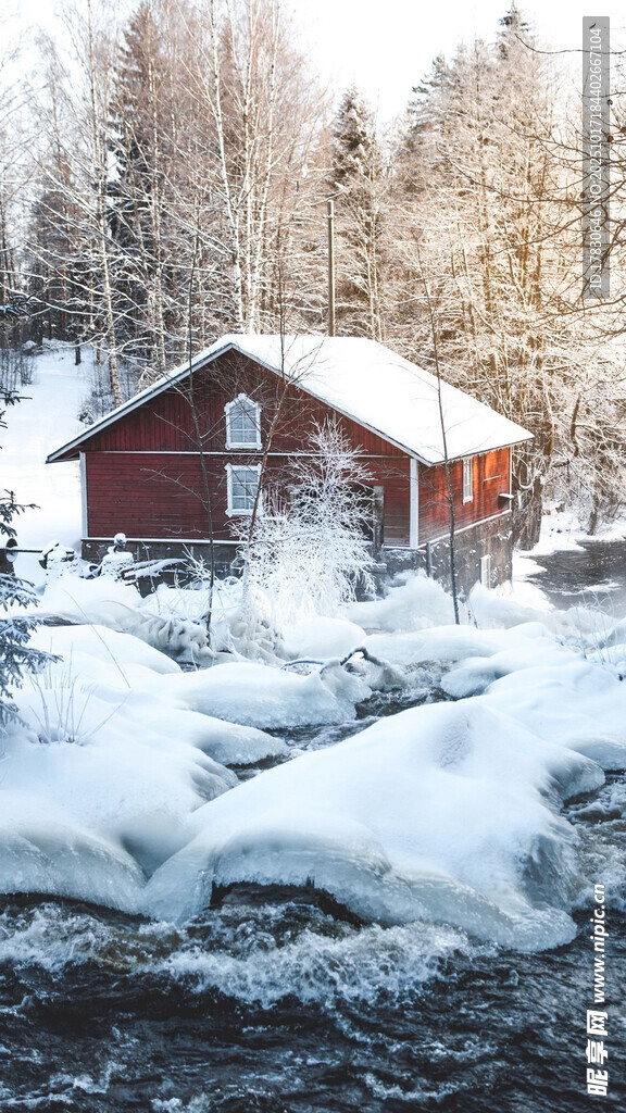 冬日河畔红屋雪景