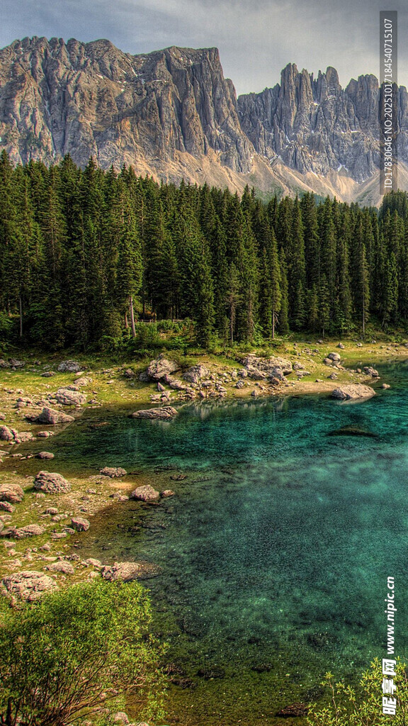 山间碧湖壮美自然景观
