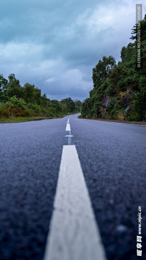 公路伸向远方的风景