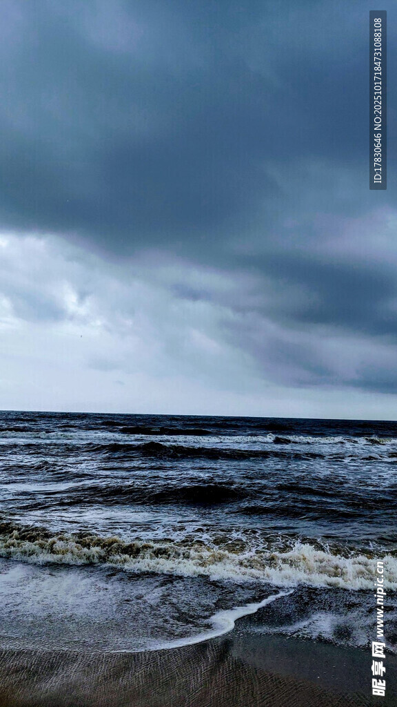 阴沉海面波涛涌动