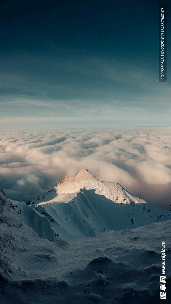雪山云海壮丽景观