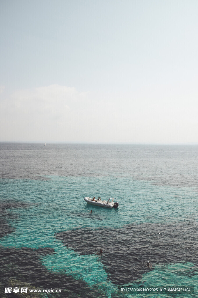 海上孤舟碧海蓝天美景