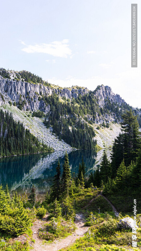 山间湖畔露营美景