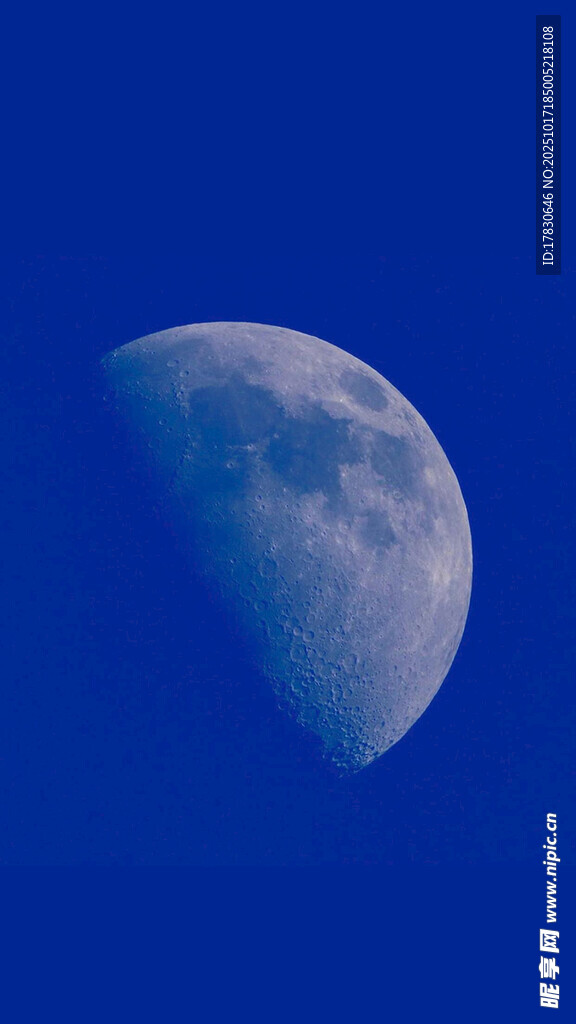 夜空中的半月