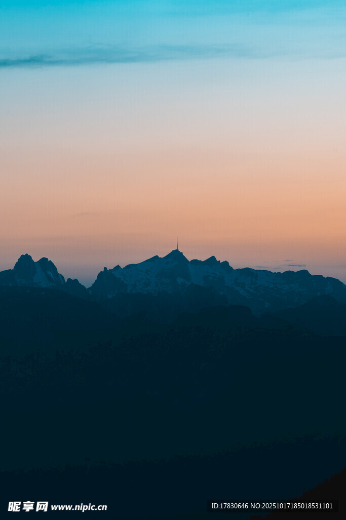 黄昏下的山峦剪影