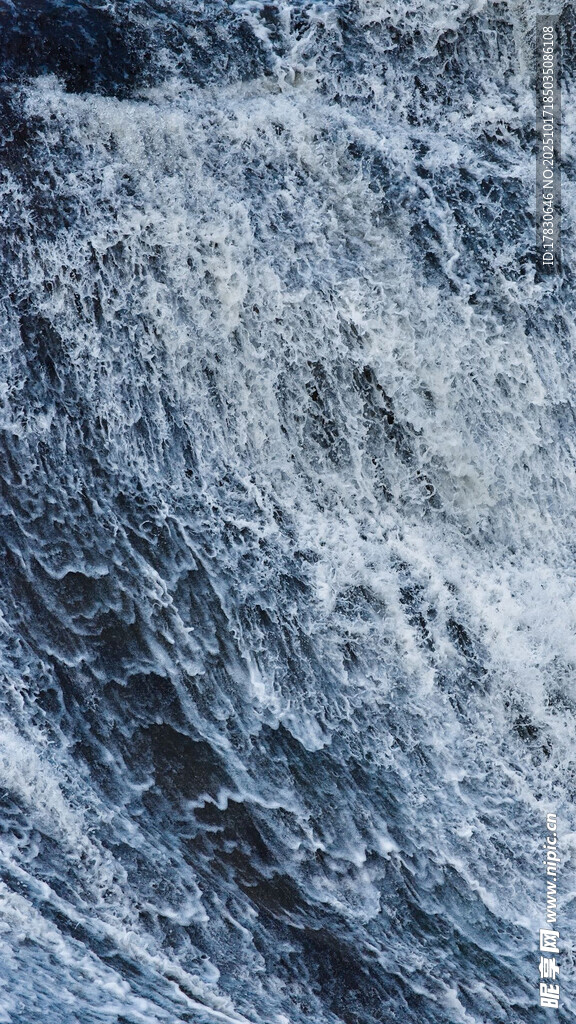 汹涌澎湃的蓝色海浪