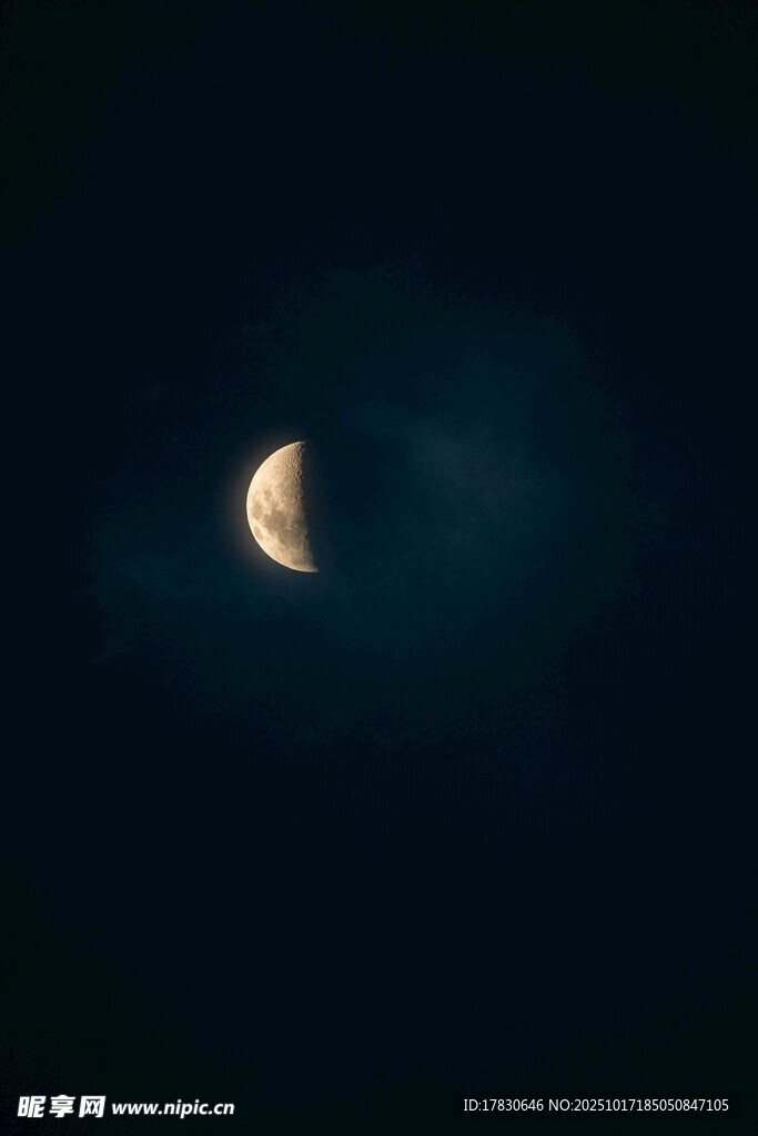 夜空中的弯弯月牙