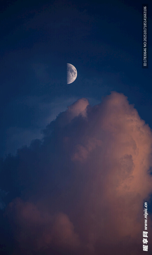 夜空中的新月与云朵