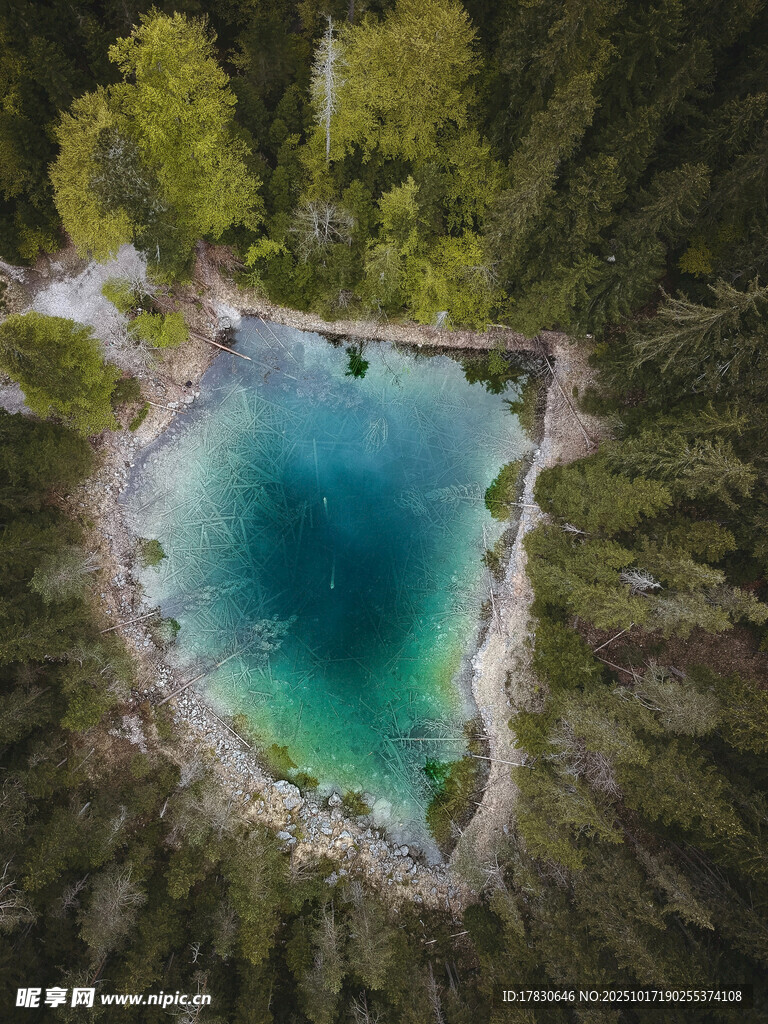 俯瞰翠绿环抱的幽蓝湖泊