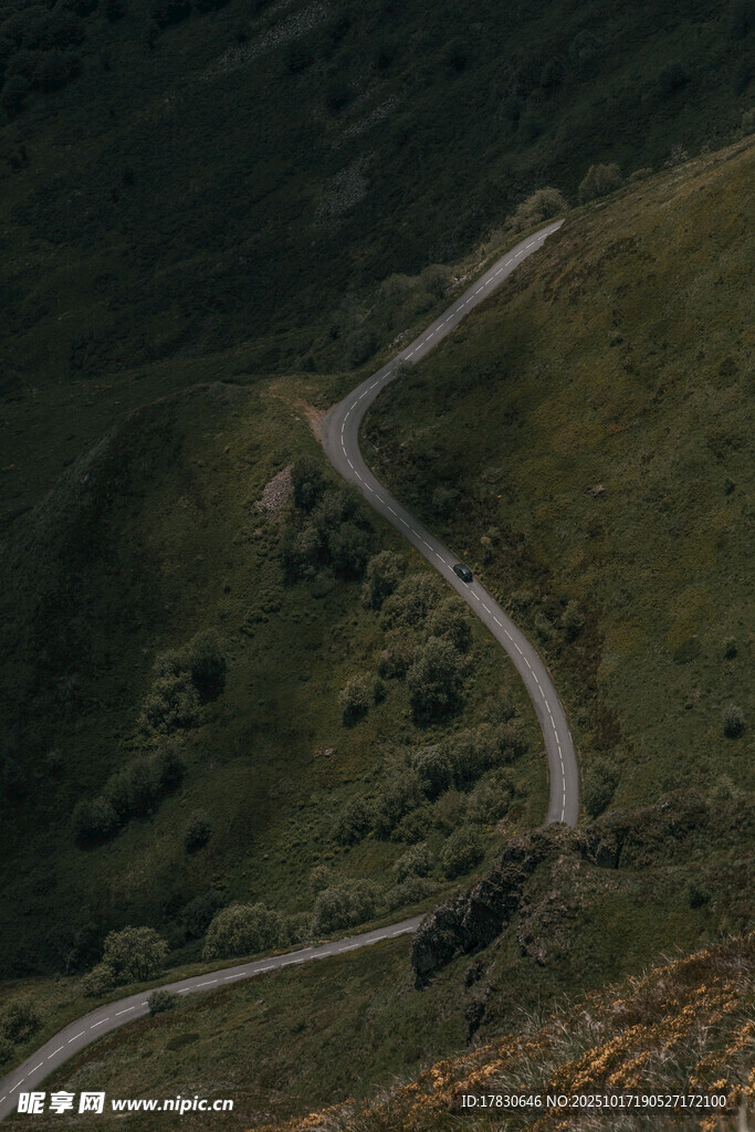 蜿蜒山路穿梭于翠绿山间