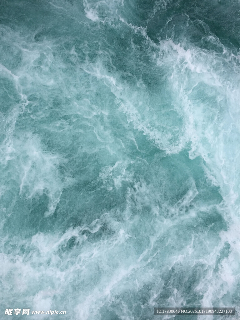 汹涌澎湃的海浪景象