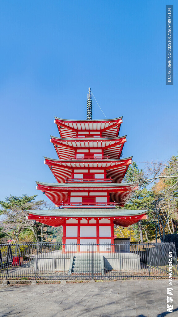 日本红色五层宝塔景观