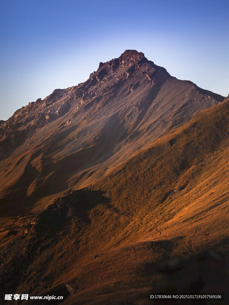 壮丽山景夕阳下的巍峨山峰