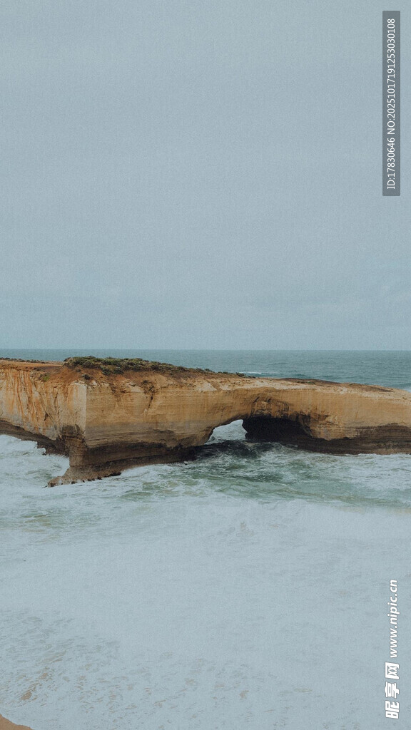 海边拱形岩石景观