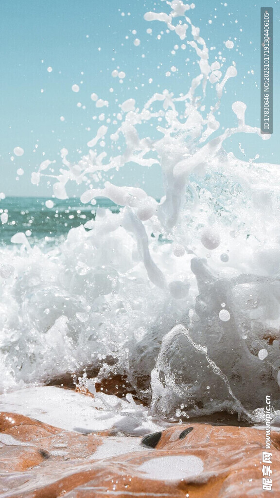 海浪拍打沙滩的美丽瞬间