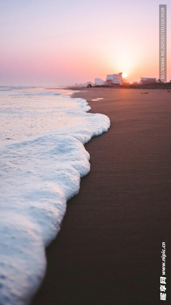 夕阳下海浪拍打沙滩美景