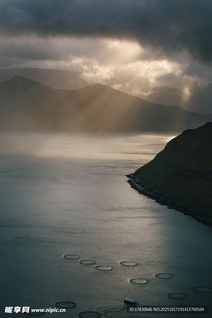 海上云隙间的阳光美景