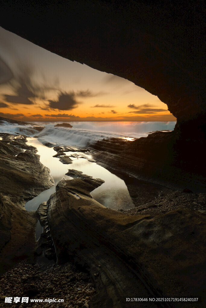 海边岩洞日落美景