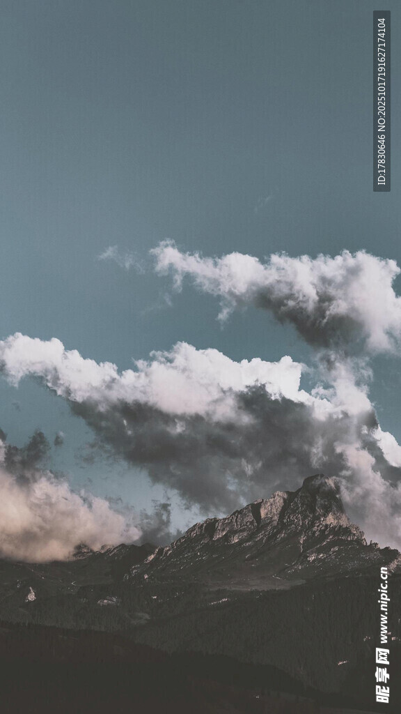 山间云雾缭绕的壮丽景色
