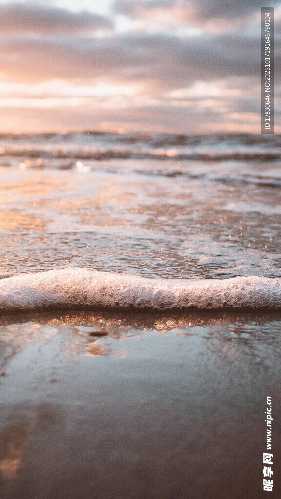 海边日落时的海浪景观