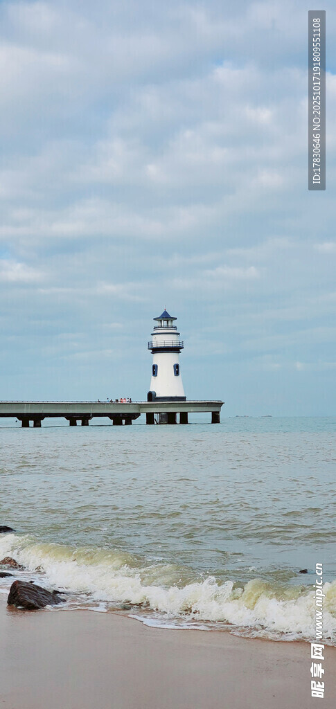 海边灯塔宁静的海岸风光