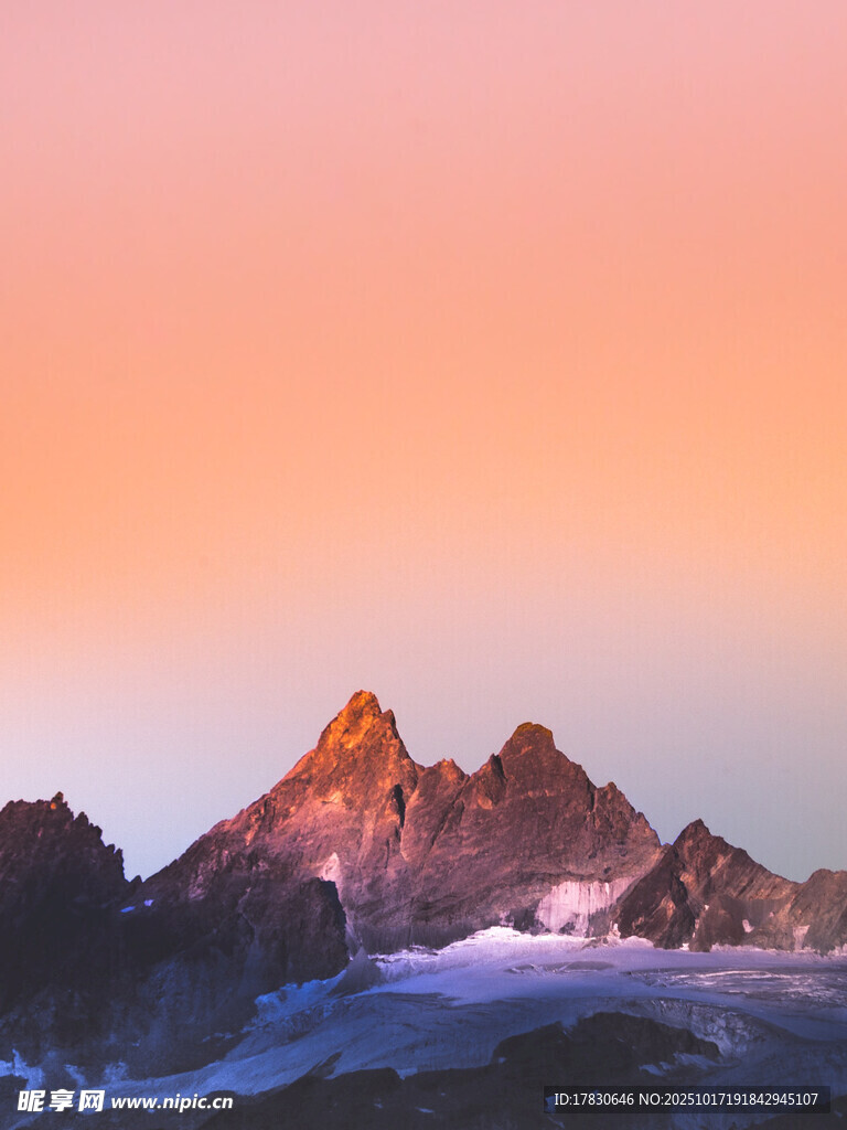 夕阳下的壮丽雪山景观