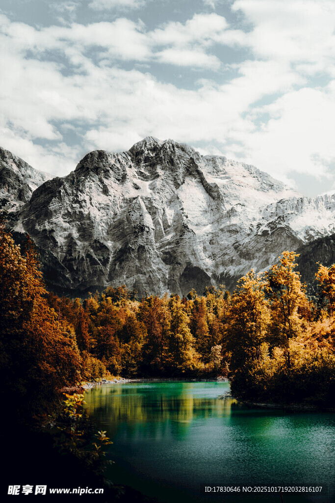 秋日山湖间的壮丽美景