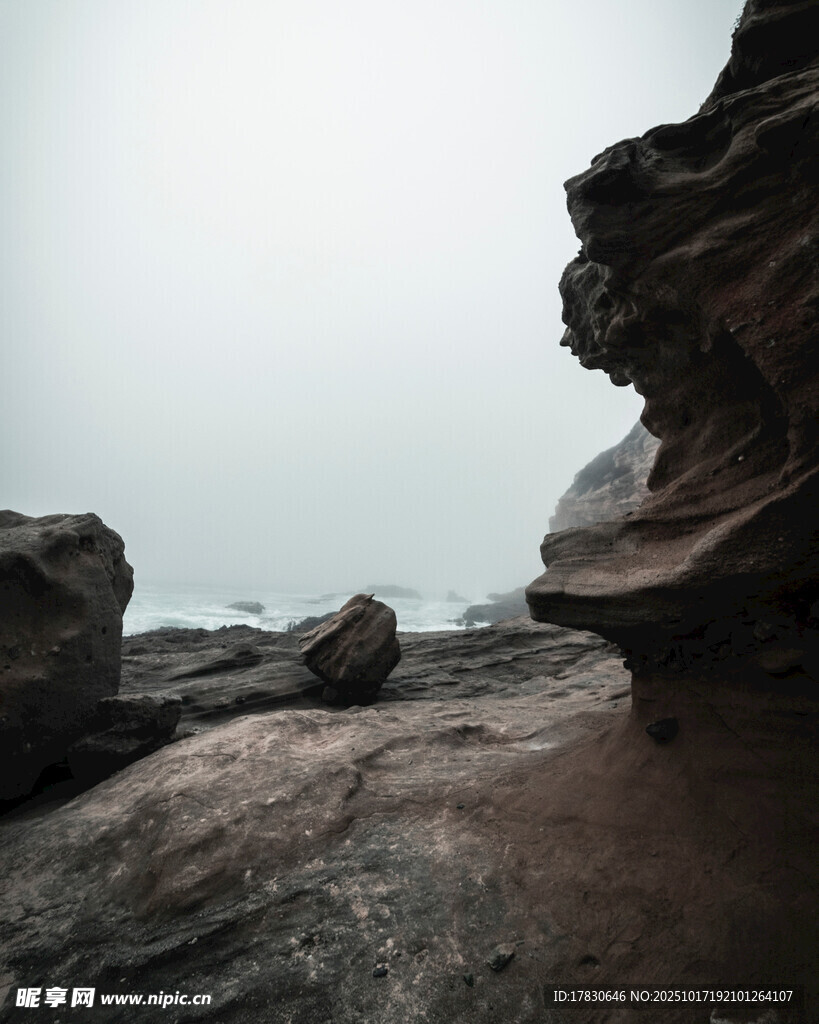 海边嶙峋岩石景观