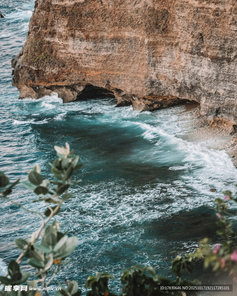 海岸悬崖下的澎湃海浪