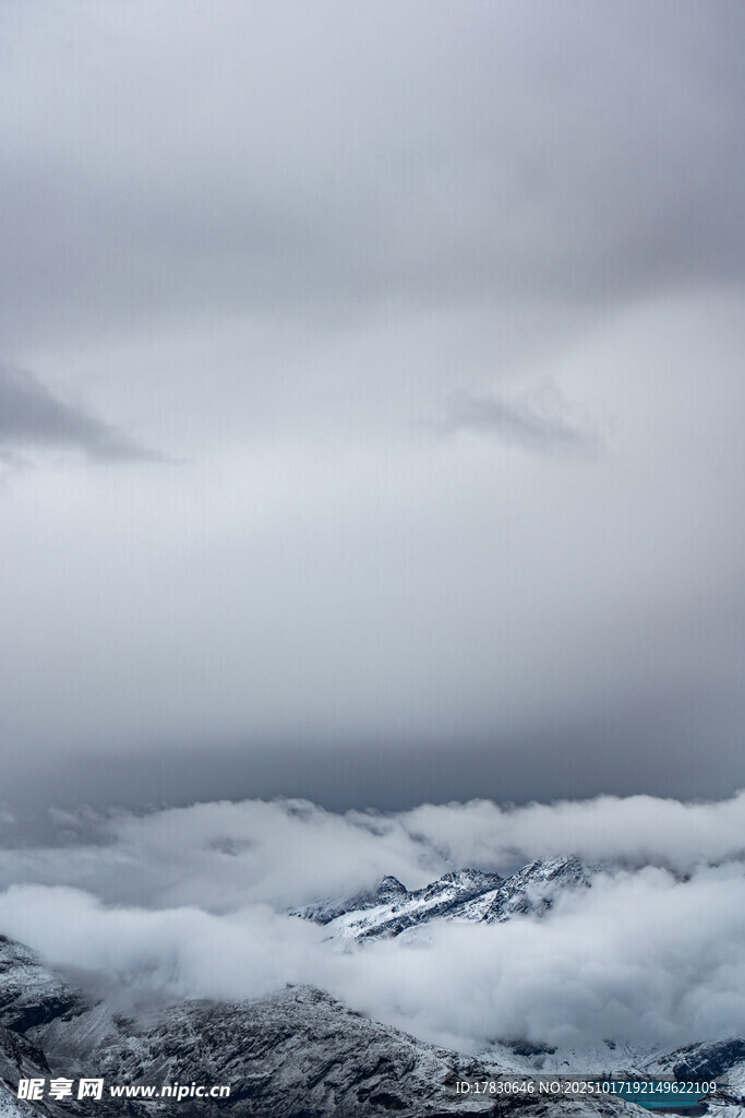 高空俯瞰云海与山脉景观