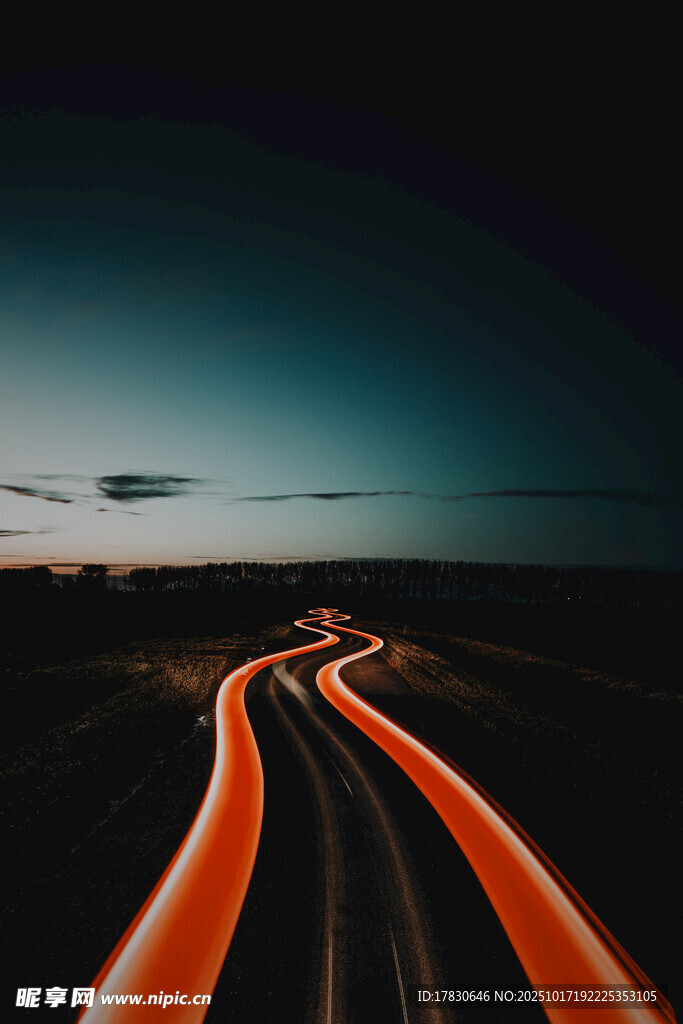 夜幕下发光的蜿蜒公路