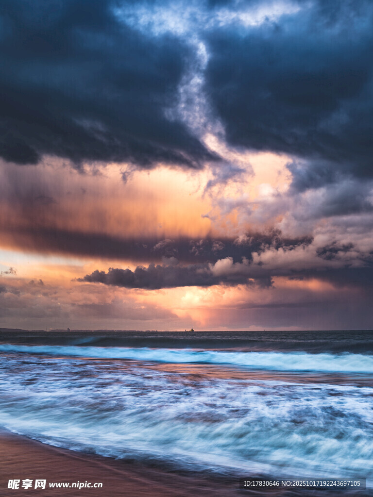海边壮丽日落海景图