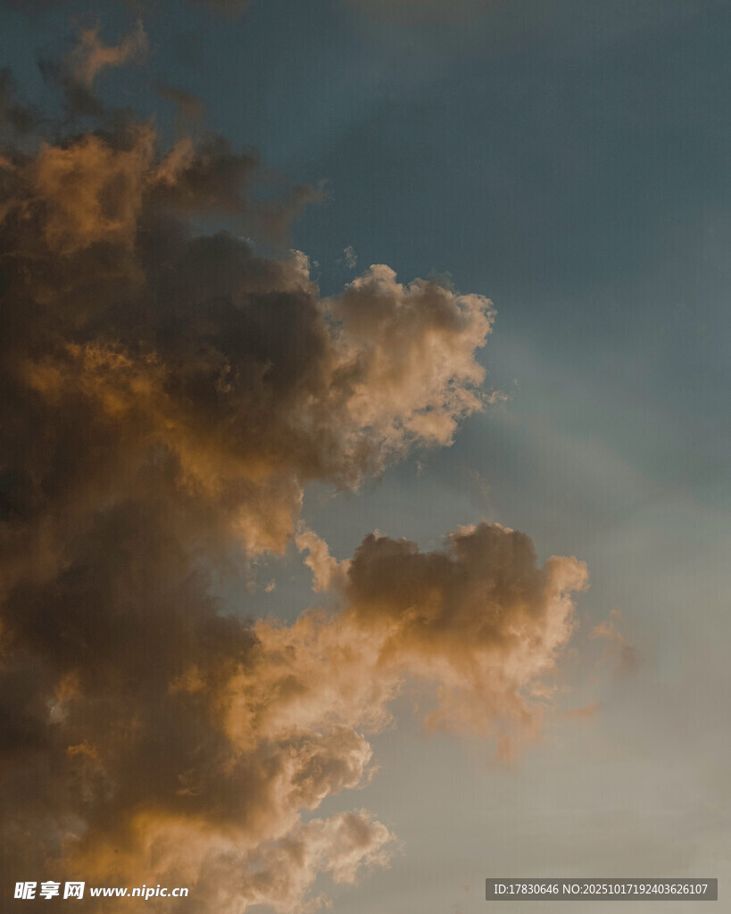 夕阳下的绚丽云朵