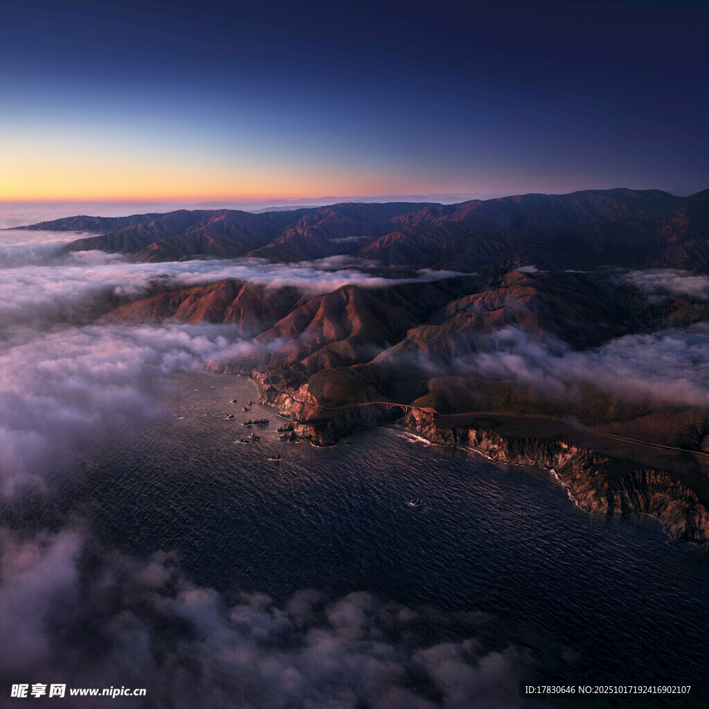 云海之上的壮丽山峦景观
