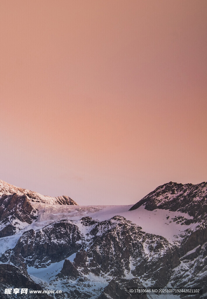 雪山黄昏美景