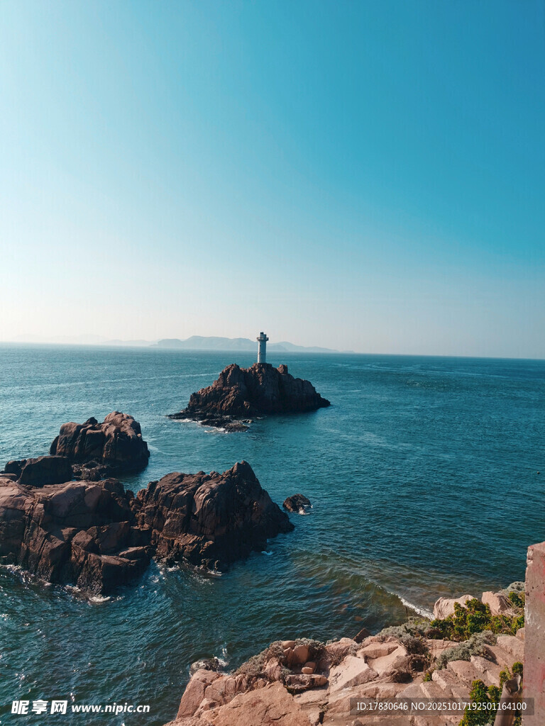 海边灯塔与礁石美景