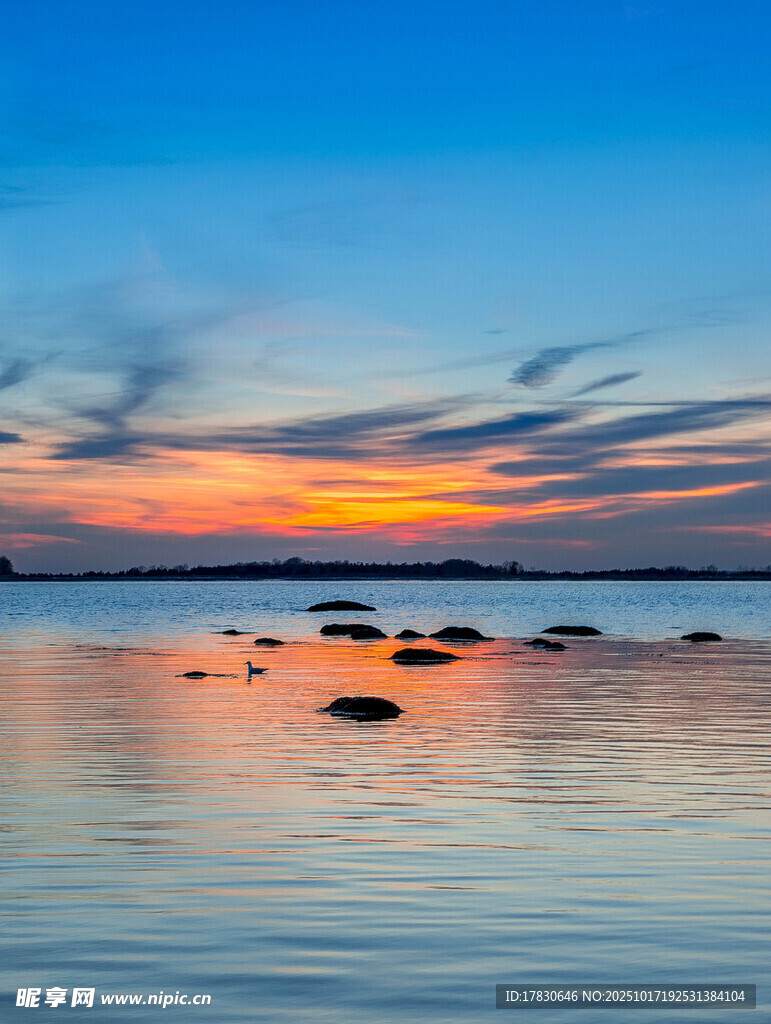 海边日落美景水面泛微光