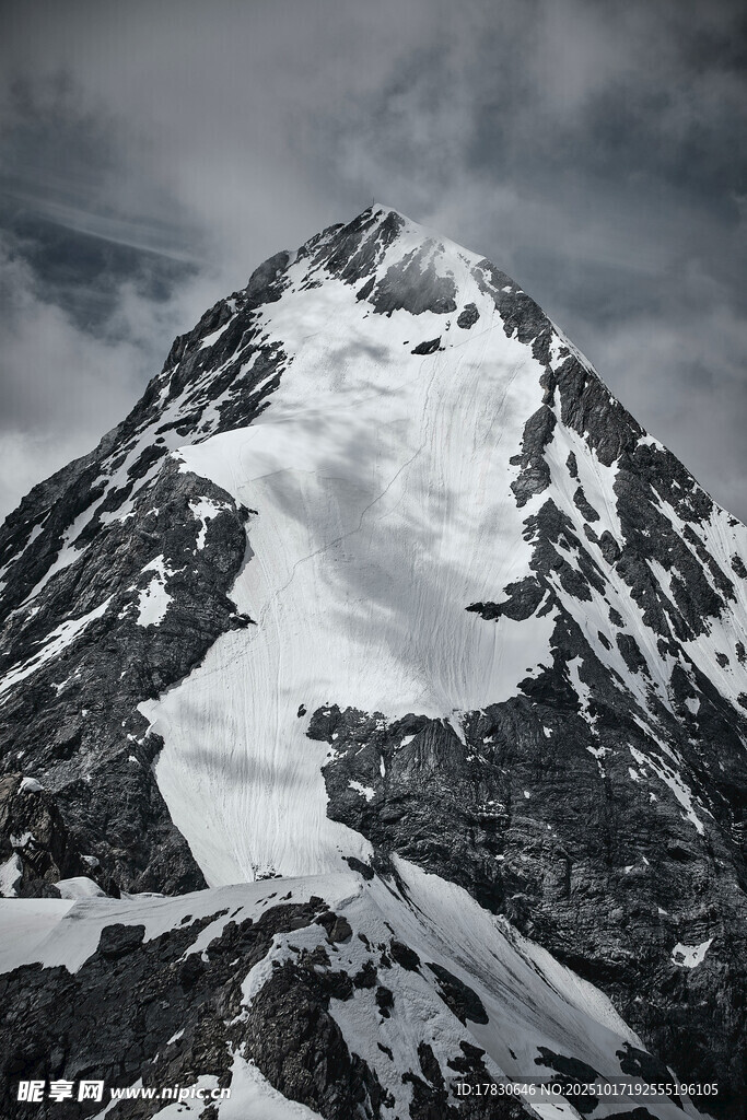 巍峨雪山壮丽景致