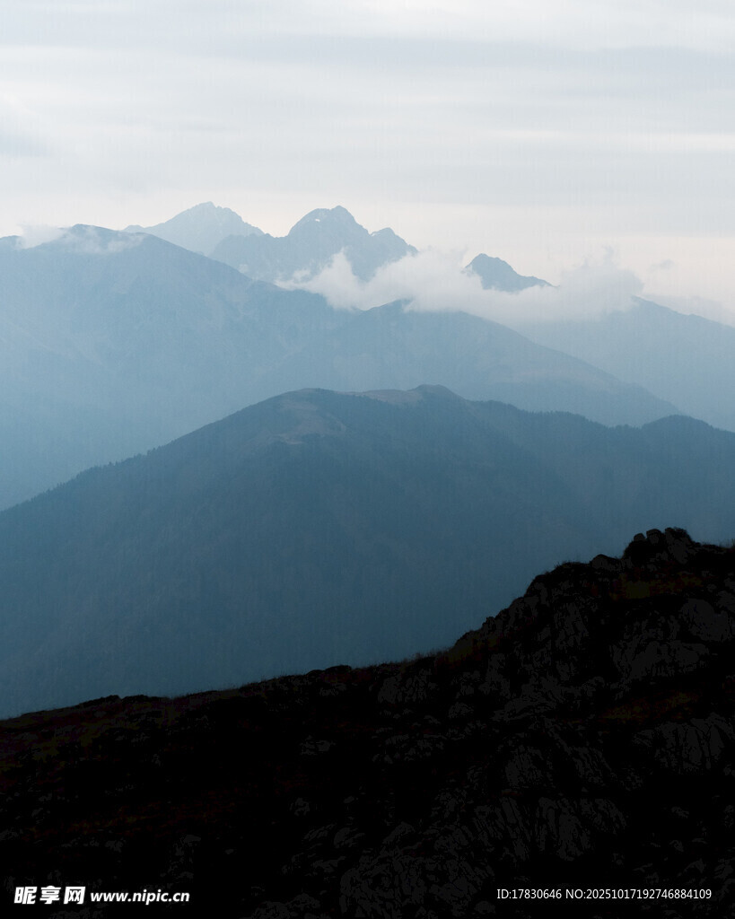 远山云雾间的壮美景色
