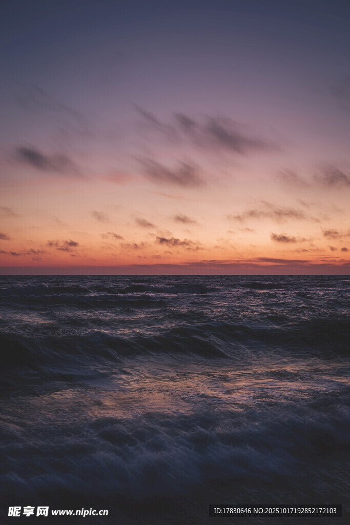 海边日落时分的浪漫海景