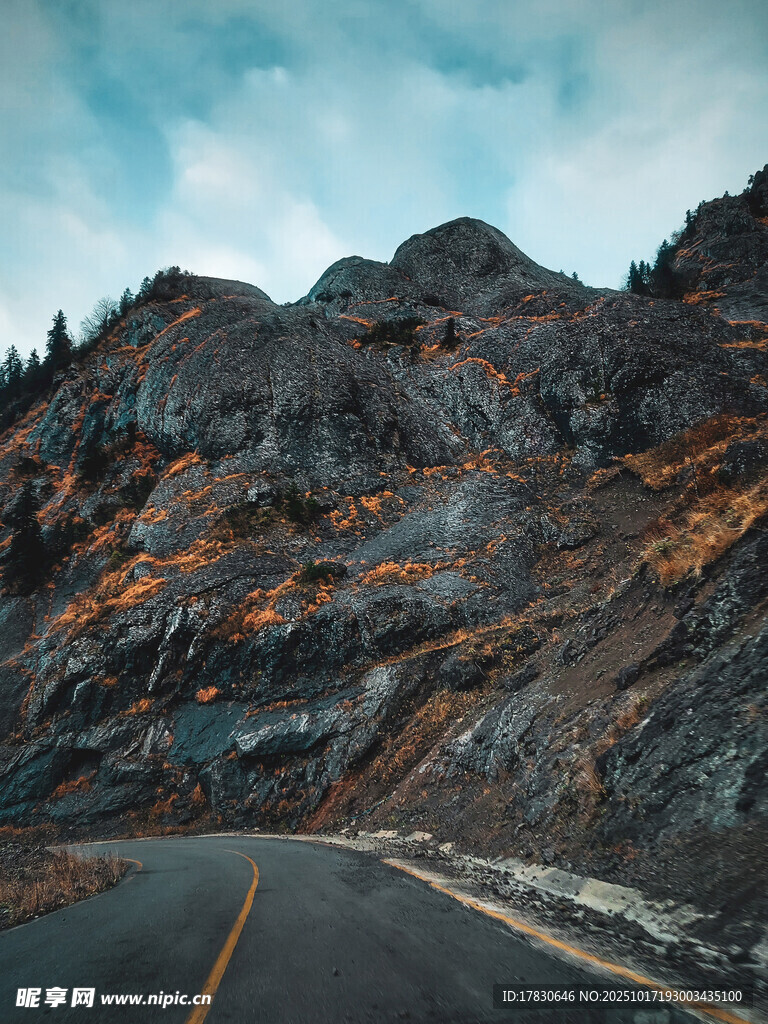 山间公路旁的壮丽山景